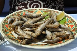 Sardinhas picantes grelhadas, cm especiarias e salada de laranja